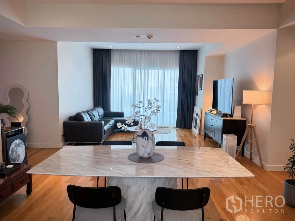คอนโด for rent or sale in Khlong Toei, Bangkok - โถงรับประทานอาหารและนั่งเล่นแบบโอเพนสเปซ พร้อมหน้าต่างผ้าม่านโปร่ง.