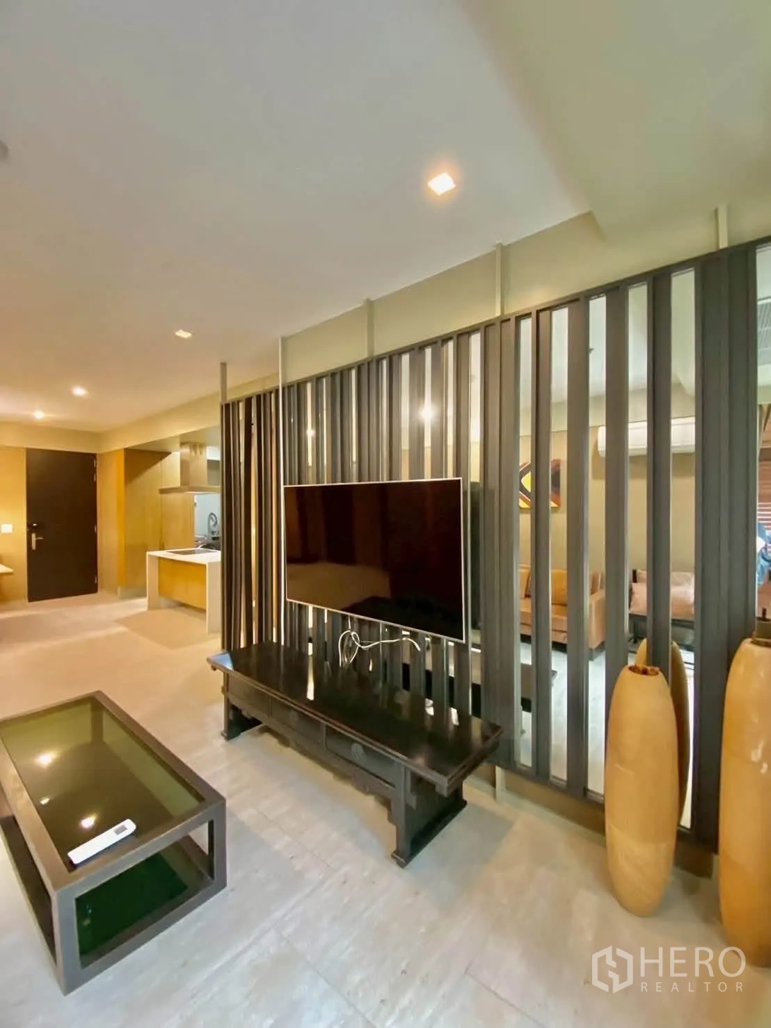 คอนโด for rent in Khlong Toei, Bangkok - ผนังทีวีพร้อมฉากกั้นซี่ตั้ง โต๊ะวางทีวี และโต๊ะกลางกระจก