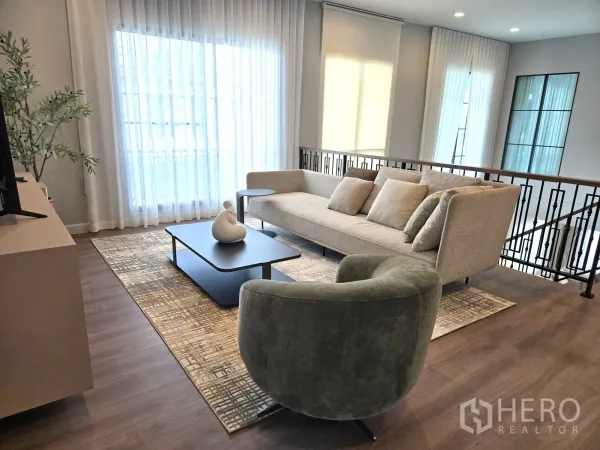บ้าน ให้เช่าในBang Phli, Samut Prakan - ห้องนั่งเล่นชั้นบนพร้อมโซฟาและโต๊ะกาแฟ รับแสงธรรมชาติ