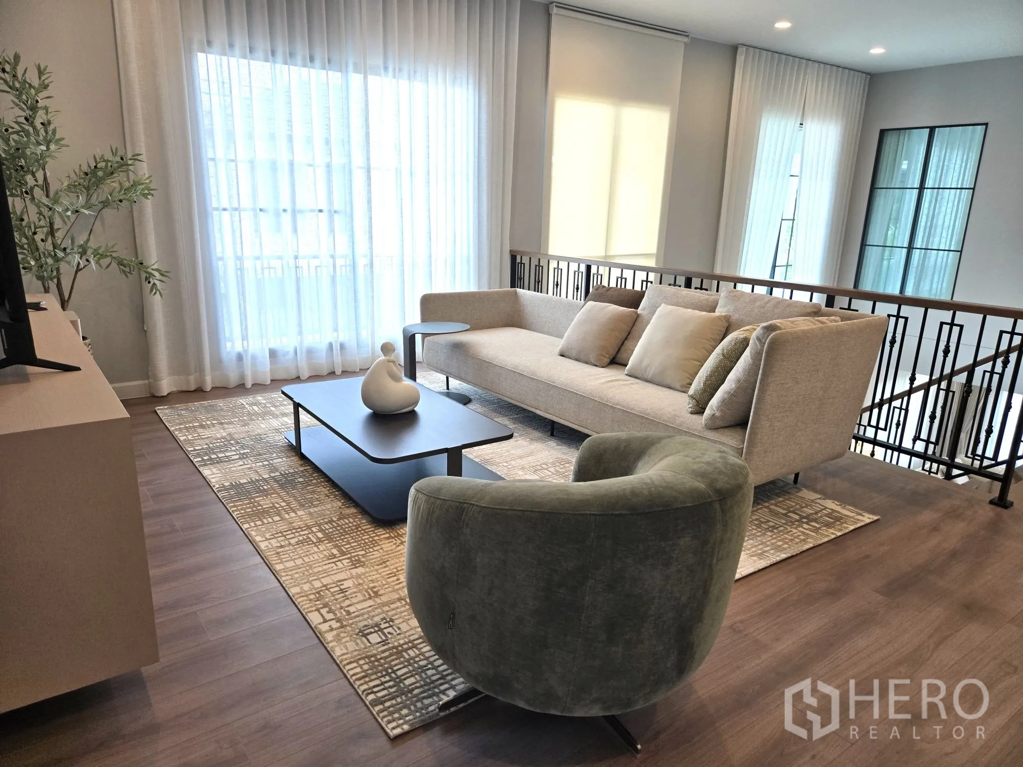บ้าน ให้เช่าในBang Phli, Samut Prakan - ห้องนั่งเล่นชั้นบนพร้อมโซฟาและโต๊ะกาแฟ รับแสงธรรมชาติ