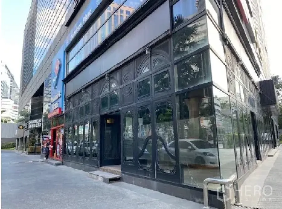 零售空间 出租在Khlong Toei, Bangkok - 曼谷市中心转角零售店面，整面落地玻璃与宽人行道。