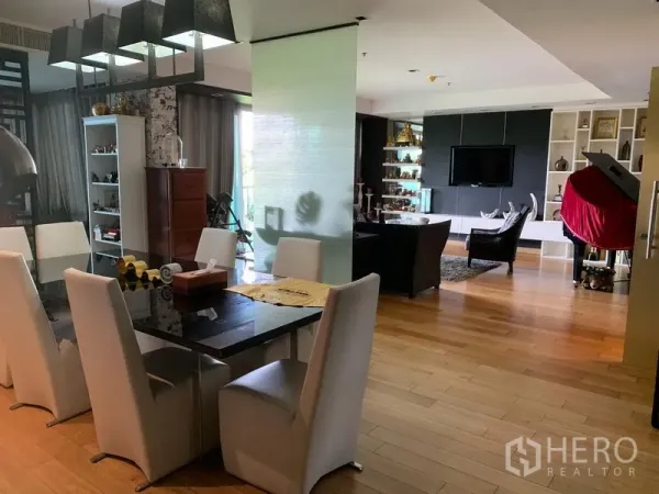Condominium for sale in Khlong Toei, Bangkok - Eight-seat dining table with pendant lighting adjoining the lounge in a spacious open-plan layout.