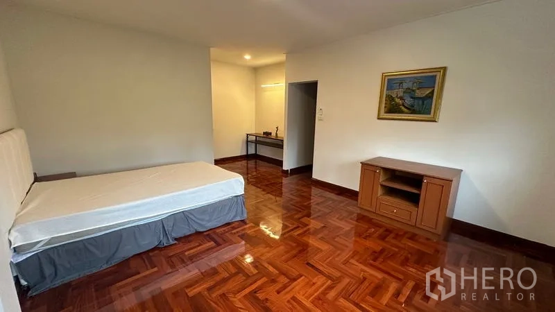 独立式住宅 出租在Watthana, Bangkok - 宽敞卧室，配床与工作角。