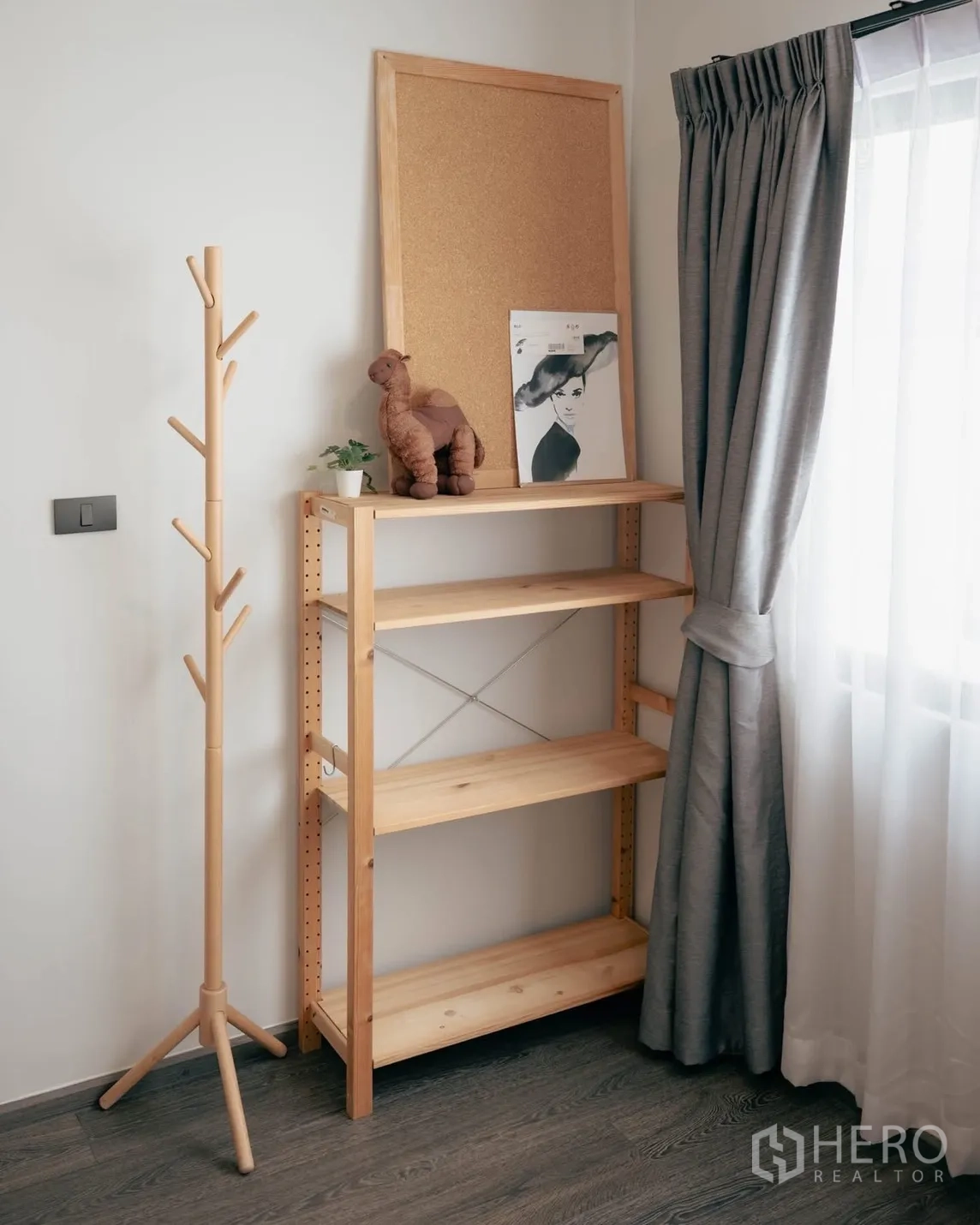 Detached House for rent or sale in Bang Phli, Samut Prakan - Minimalist corner with wooden shelving unit, coat rack and window drapes.