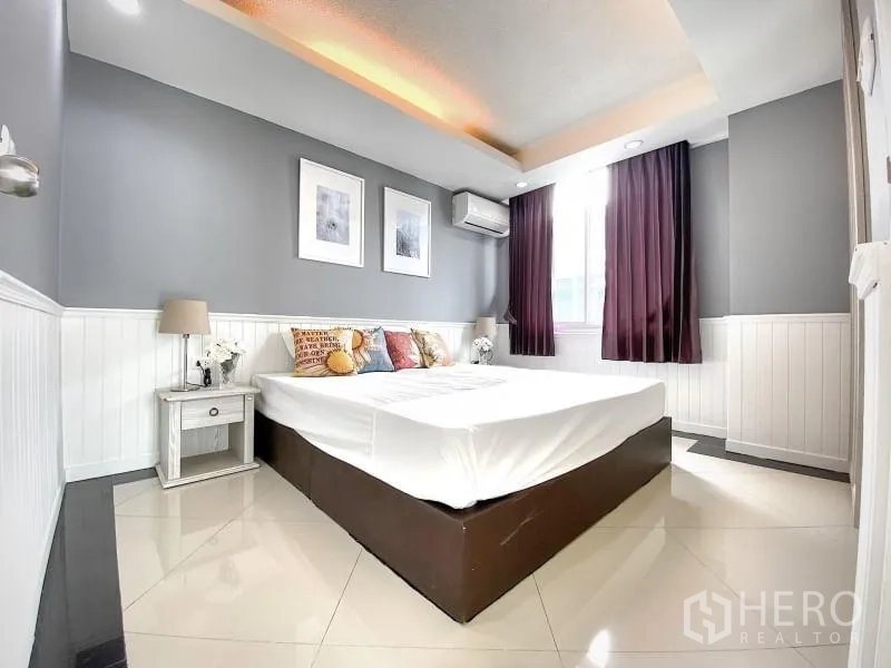 Condominium for rent in Khlong Toei, Bangkok - Primary bedroom with recessed lighting, bedside tables, air conditioning and curtains.