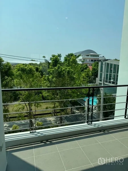 สำนักงานที่บ้าน ให้เช่าหรือขายในBang Na, Bangkok - ระเบียงส่วนตัวราวเหล็ก มุมมองต้นไม้สีเขียวและสิ่งอำนวยความสะดวกรอบโครงการ