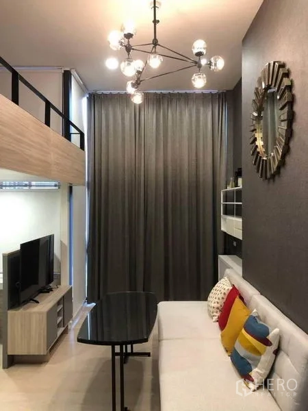 公寓 出售在Ratchathewi, Bangkok - 客厅落地窗与沙发，傍晚城市天际线景观。
