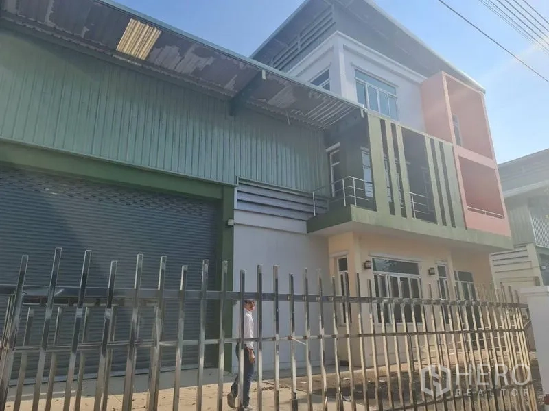 工厂 出租或出售在Lam Luk Ka, Pathum Thani - 临街立面，安全围栏、阳台与装卸卷帘门。