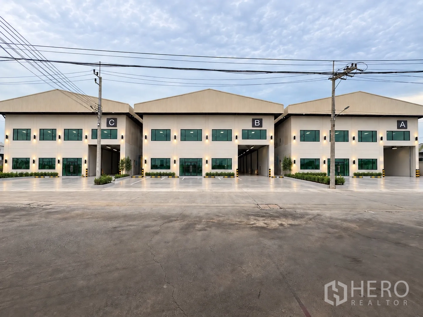 โรงงาน for rent in Mueang Samut Sakhon, Samut Sakhon - ด้านหน้าโรงงานสมัยใหม่พร้อมอาคารสำนักงาน 2 ชั้น ทางวิ่งรถกว้าง และช่องโหลดสินค้า
