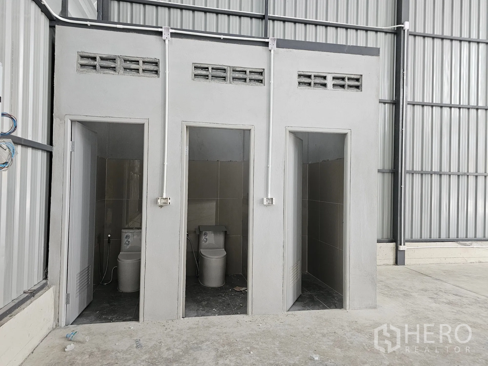 โกดัง for rent in Bang Khen, Bangkok - ห้องน้ำเรียงสามห้องภายในตัวโกดัง