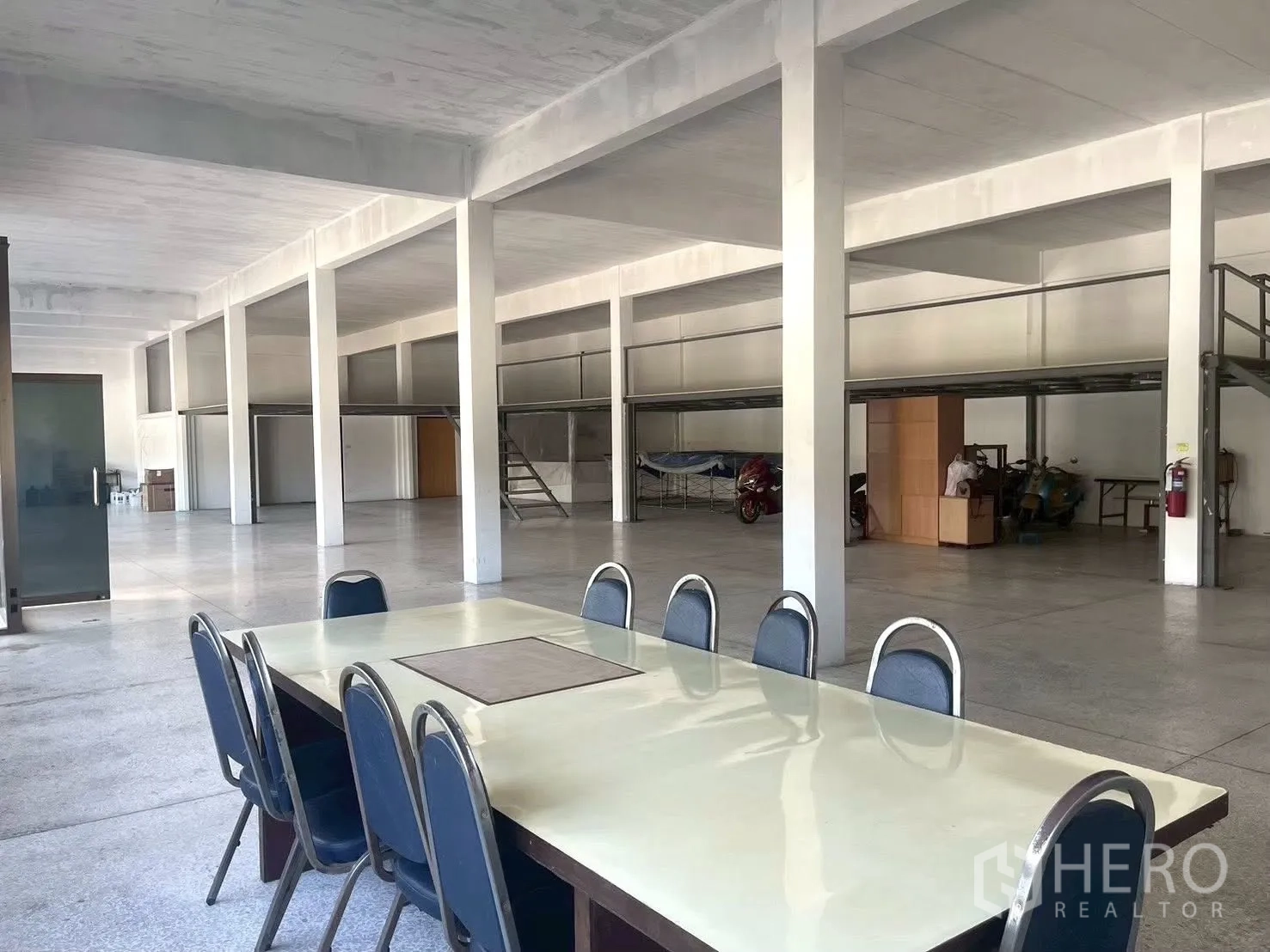 โรงงาน for sale in Lat Krabang, Bangkok - ฮอลล์ขนาดใหญ่มีชั้นลอยหลายจุดและโต๊ะประชุมด้านหน้า