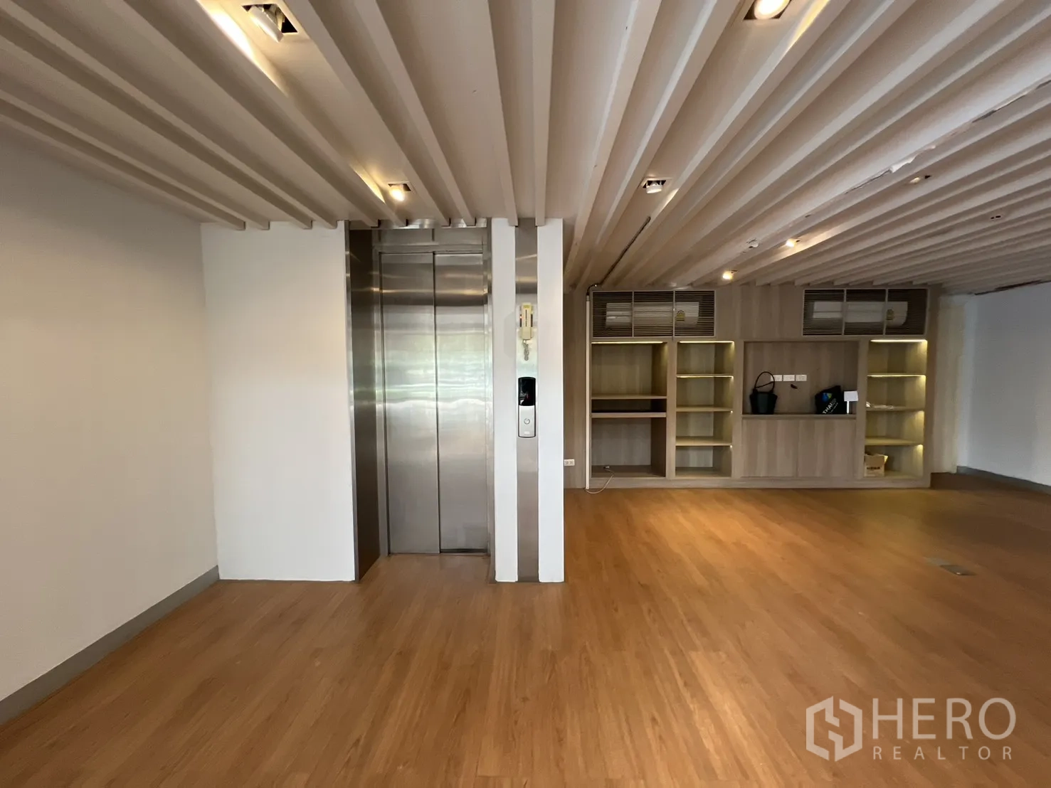 Retail Space for rent in Khlong Toei, Bangkok - Lift lobby inside retail space with built-in display shelving.