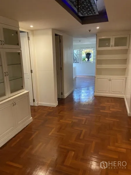 公寓 出售在Khlong San, Bangkok - 走廊带内置展示柜与抛光木地板。