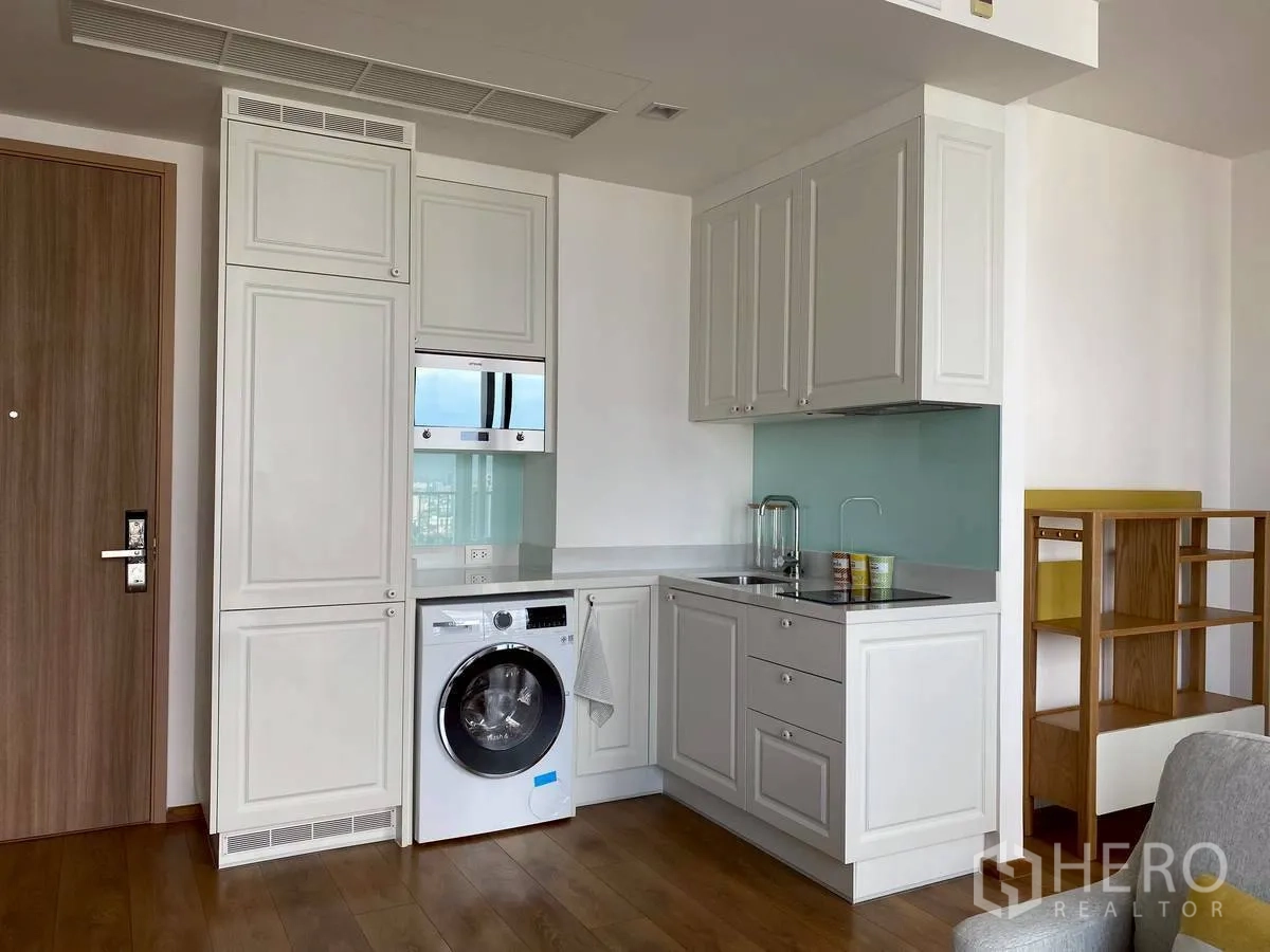 คอนโด for rent in Watthana, Bangkok - ครัวกะทัดรัดตู้สีขาวพร้อมเครื่องซักผ้าและเครื่องใช้บิวท์อิน
