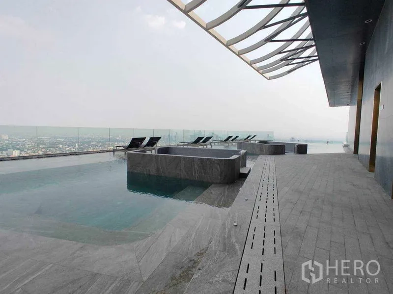 Condominium for rent in Watthana, Bangkok - Rooftop infinity pool with jacuzzi bays and sun loungers overlooking Bangkok.