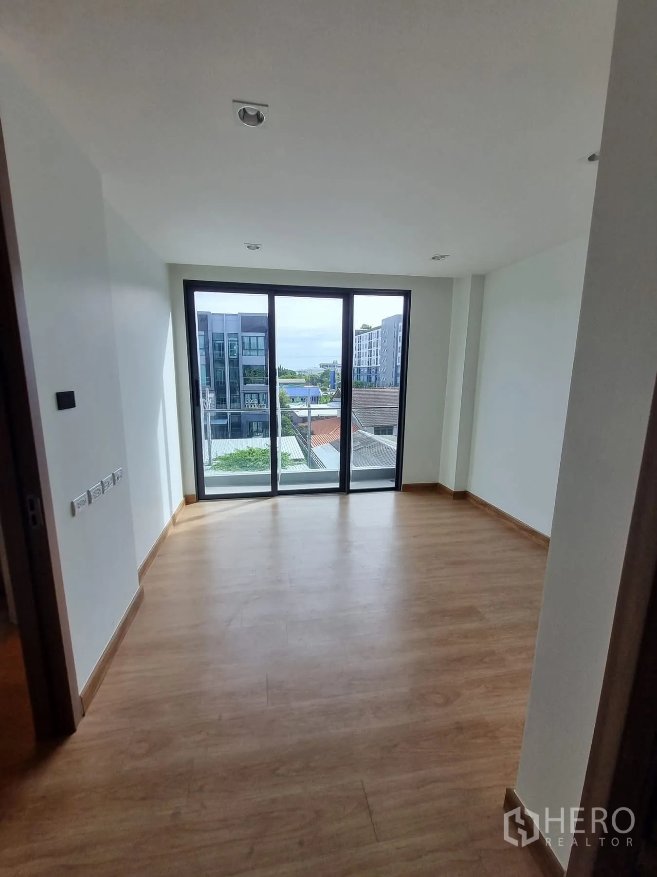 Home Office for rent in Khlong Toei, Bangkok - Sunlit room with large windows overlooking the neighborhood.