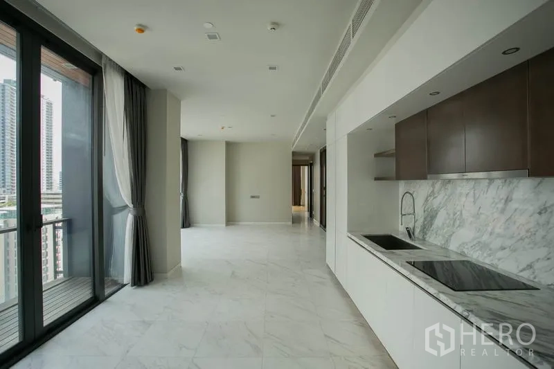 公寓 出租或出售在Watthana, Bangkok - 开放式客餐厅，石材地面，洁白一体化厨房与阳台推门。