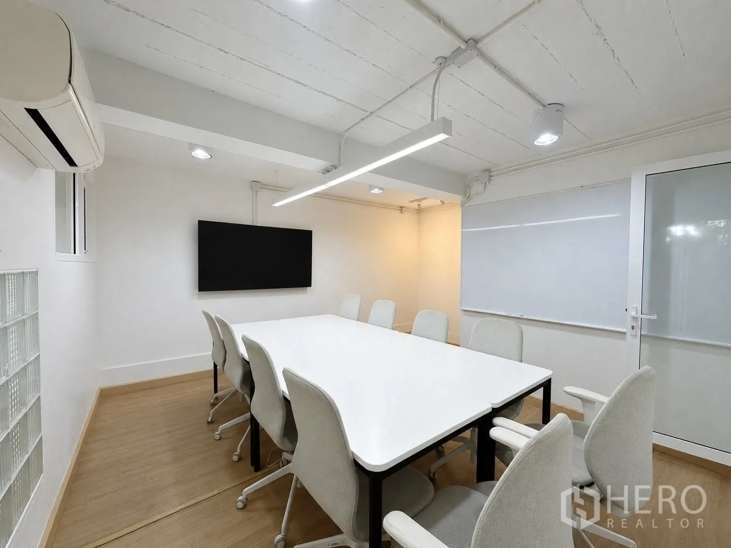 办公室 for rent in Phaya Thai, Bangkok - 会议室配长桌、座椅、电视与白板。