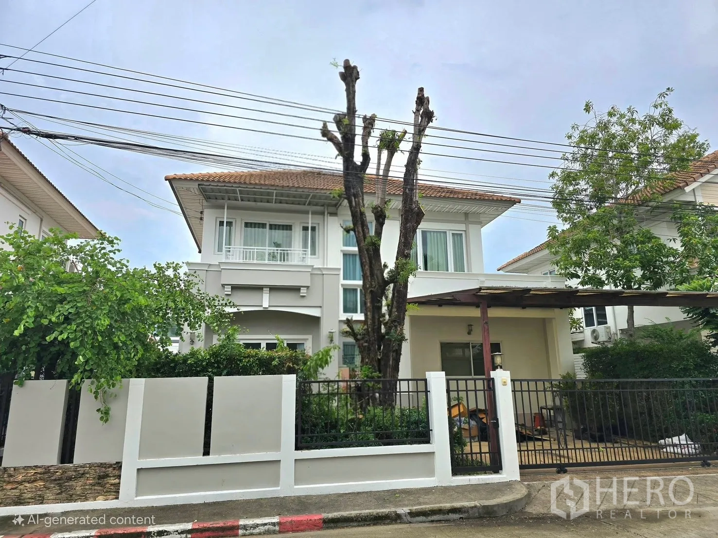 บ้านเดี่ยว for rent in Bang Phli, Samut Prakan - ภายนอกบ้านเดี่ยวสองชั้น รั้วและที่จอดรถในร่ม
