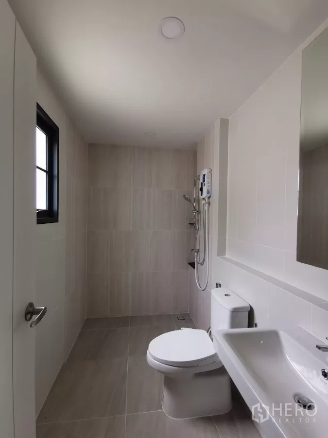 Detached House for rent in Bang Phli, Samut Prakan - Bright bathroom with walk-in shower, toilet and basin.