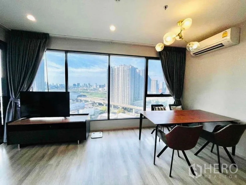 คอนโด ให้เช่าในHuai Khwang, Bangkok - ห้องนั่งเล่นเชื่อมรับประทานอาหาร พร้อมกระจกเต็มผนังและระเบียง