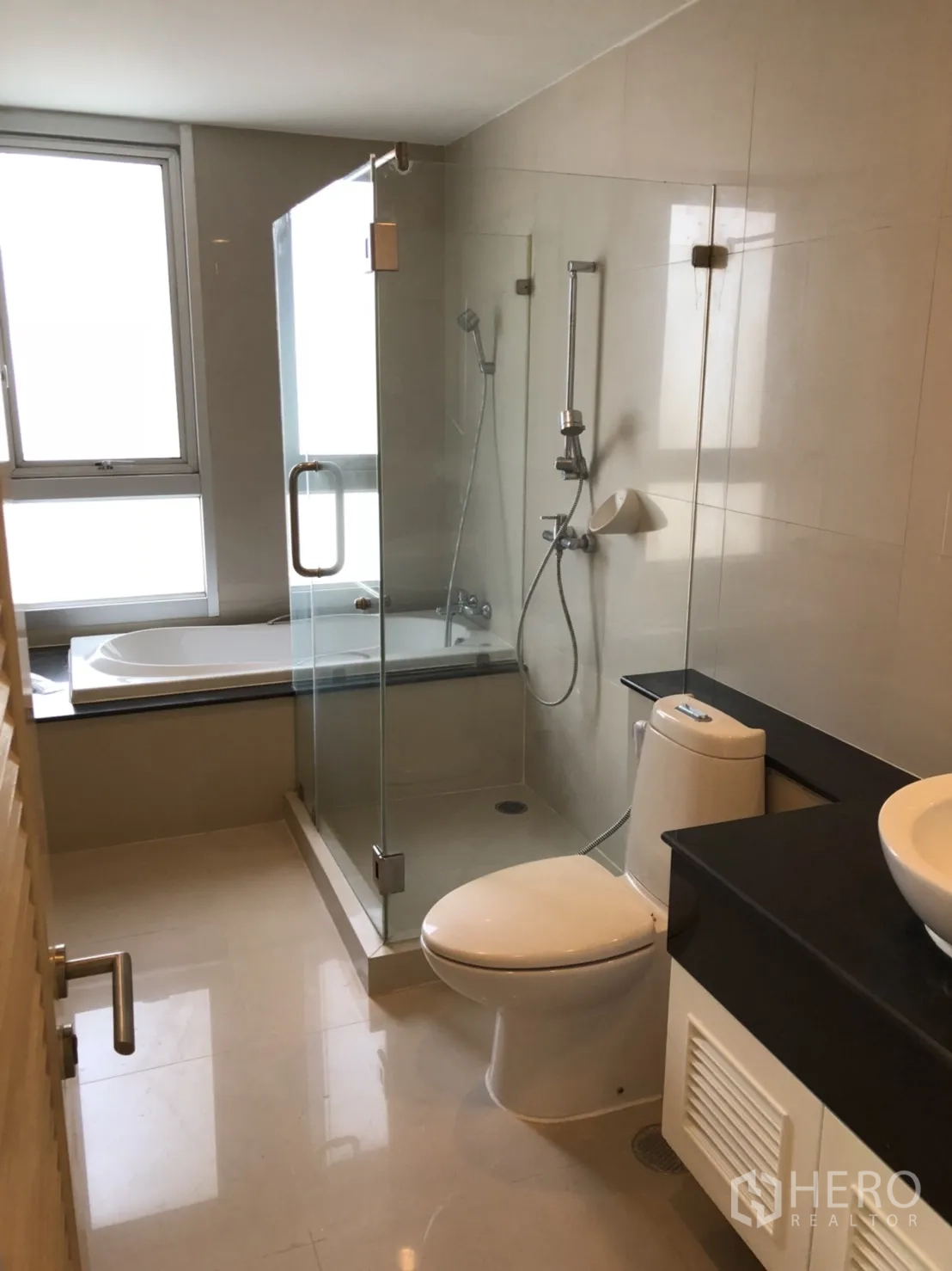 公寓 出租在Khlong Toei, Bangkok - 现代浴室，玻璃淋浴间、浴缸与洗手台