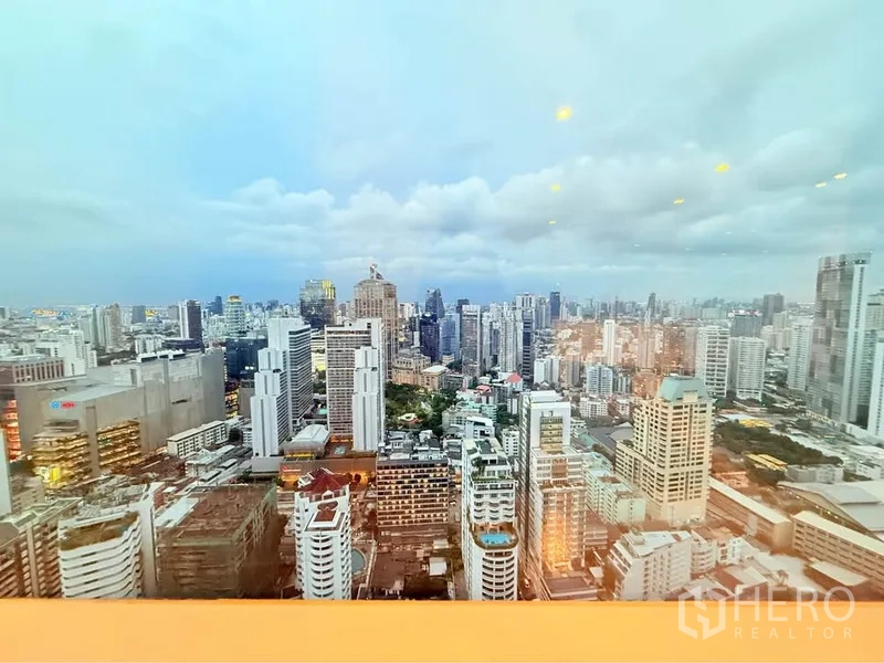 คอนโด ให้เช่าหรือขายในKhlong Toei, Bangkok - วิวพาโนรามาสกายไลน์ย่านอโศก–สุขุมวิทจากหน้าต่างตึกสูงยามโพล้เพล้