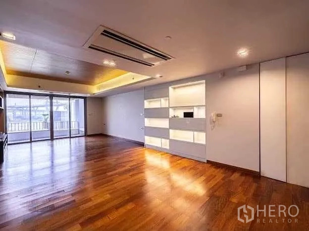 คอนโด ขายในYan Nawa, Bangkok - พื้นที่นั่งเล่นเปิดโล่ง มีแอร์ฝังฝ้า ชั้นโชว์ไฟในตัว และทางออกสู่ระเบียง