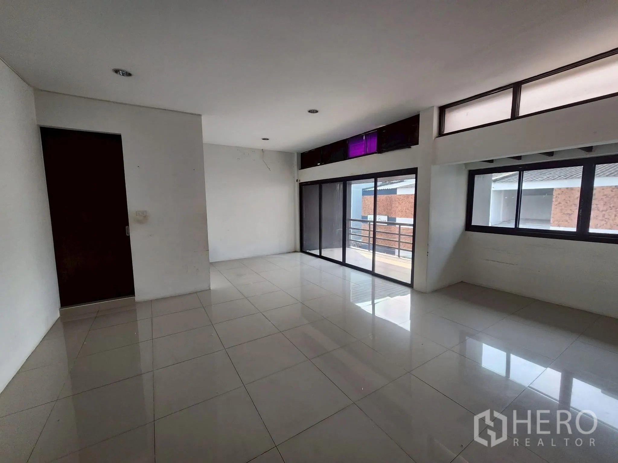 家庭办公室 for rent in Khlong Toei, Bangkok - 楼上房间配落地滑门通向阳台，并有转角窗户采光。