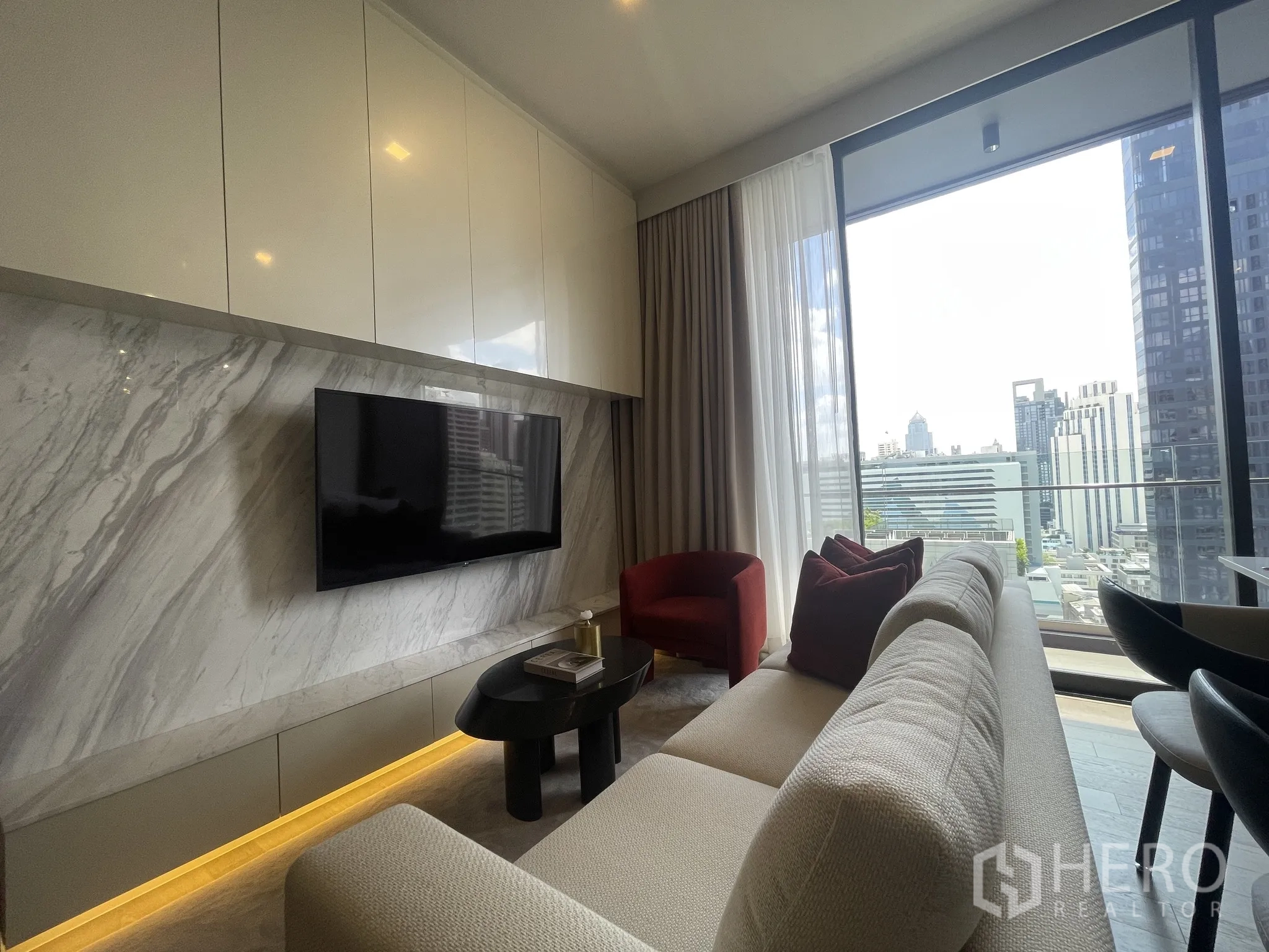 公寓 for rent in Watthana, Bangkok - 客厅大理石电视背景墙与落地窗，采光充足。