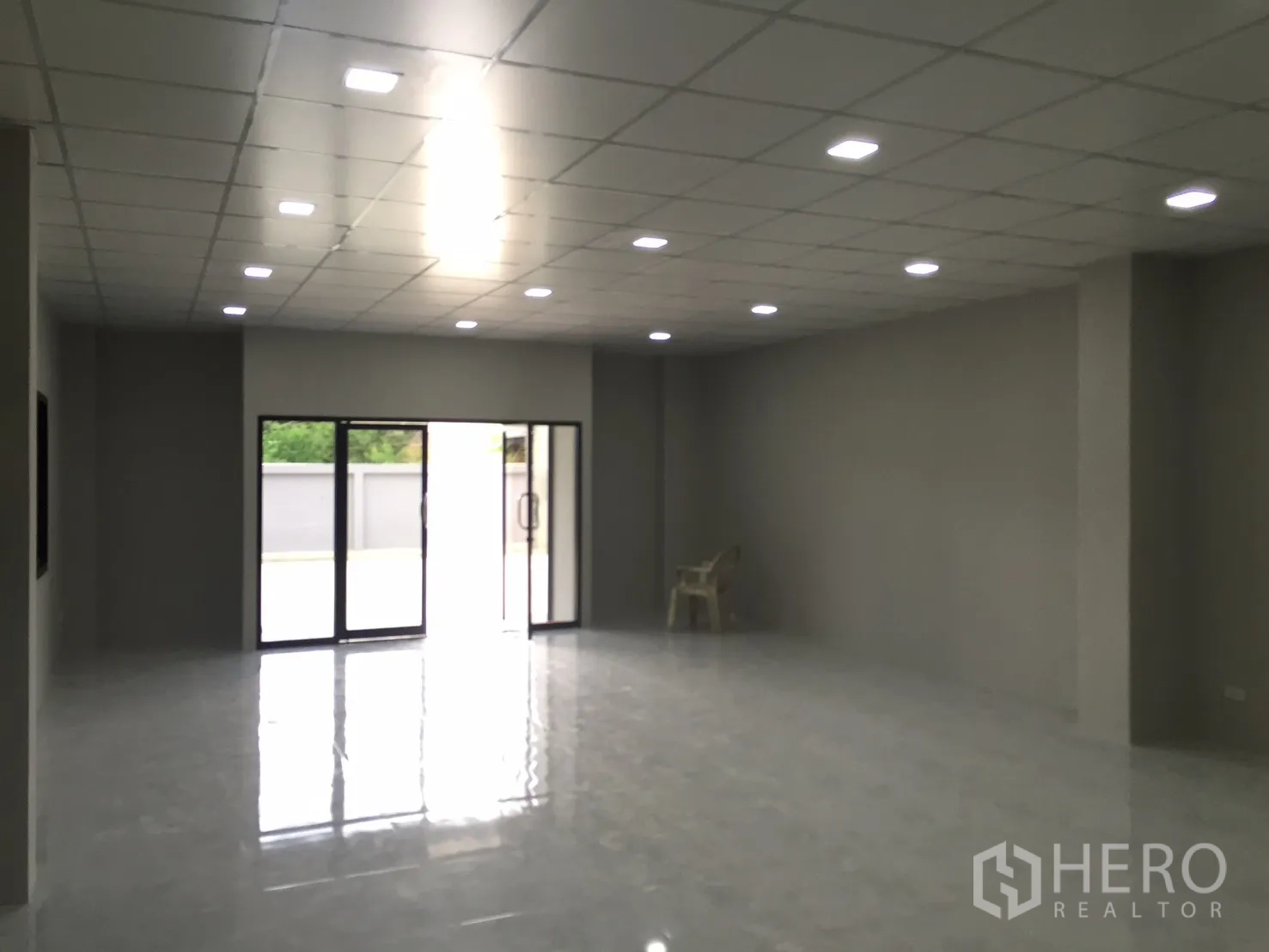 Warehouse for rent in Bang Phli, Samut Prakan - Lobby or office area with sliding glass doors and ceiling lights.
