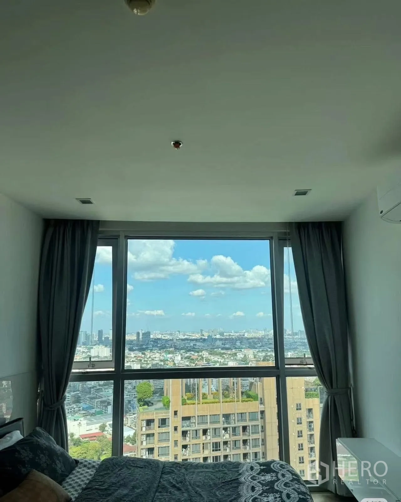 คอนโด for rent in Watthana, Bangkok - ห้องนอนพร้อมหน้าต่างเต็มผนังมองเห็นวิวเมืองกว้าง