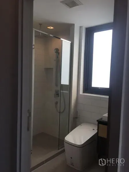 คอนโด ให้เช่าในChatuchak, Bangkok - ห้องน้ำสมัยใหม่พร้อมตู้ shower กระจก หน้าต่าง และโถสุขภัณฑ์แบบทันสมัย
