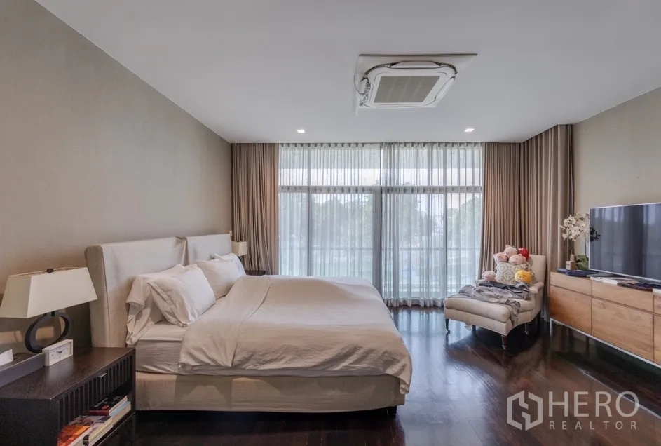 独栋房屋 for rent or sale in Bang Kapi, Bangkok - 主卧设特大床与落地窗帘。