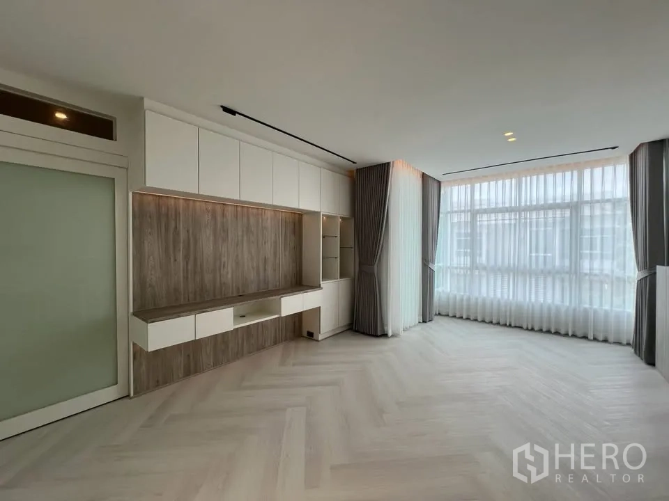 联排别墅 for rent in Prawet, Bangkok - 明亮客厅，落地窗与定制墙柜。