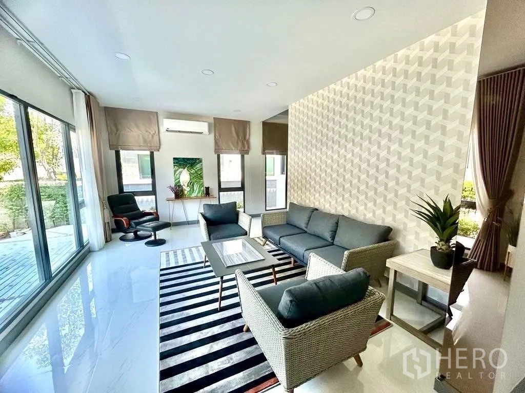 Detached House for rent in Bang Phli, Samut Prakan - Bright family lounge with full-height glazing and rattan sofa set.