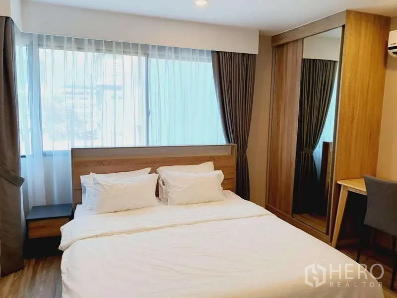 คอนโด ให้เช่าในSathon, Bangkok - ห้องนอนมีตู้เสื้อผ้าบานกระจกและโต๊ะทำงานริมหน้าต่าง