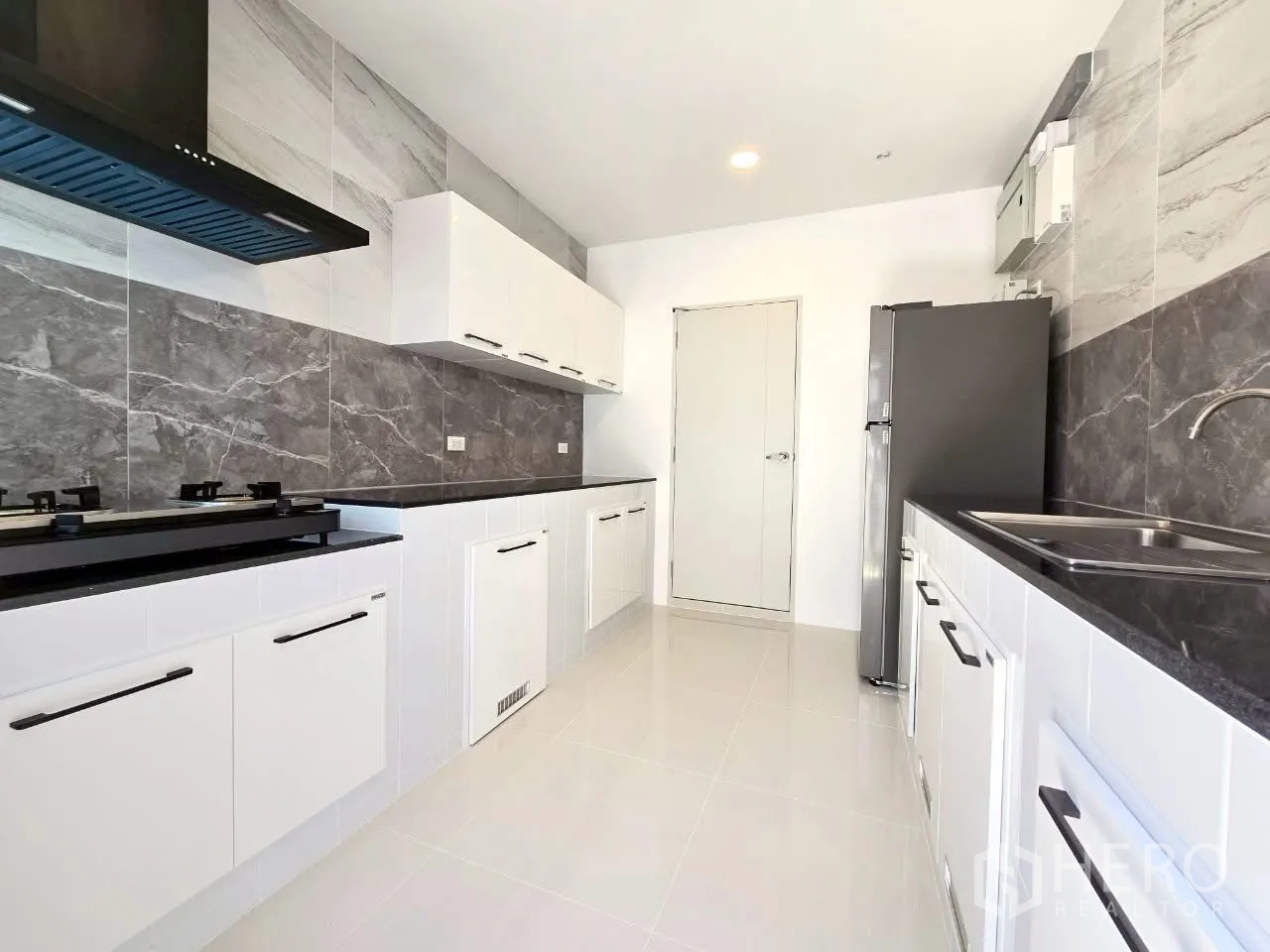 Detached House for rent in Bang Phli, Samut Prakan - Full kitchen with countertops, sink and refrigerator