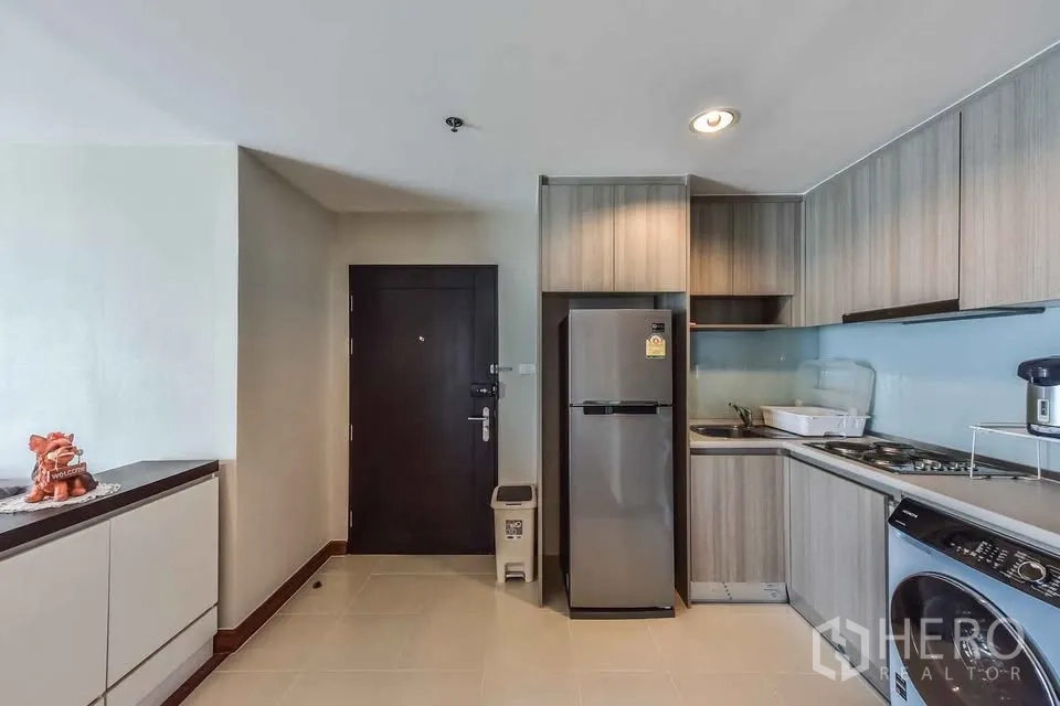 คอนโด for rent in Huai Khwang, Bangkok - ห้องครัวบิลท์อินพร้อมตู้ไม้ ตู้เย็น เตา พร้อมเครื่องซักผ้า