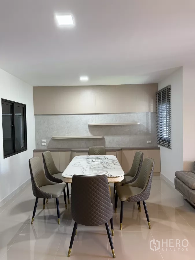 Townhouse for rent or sale in Bang Phli, Samut Prakan - Dining room close-up showing wall cabinets, shelves and window blinds.