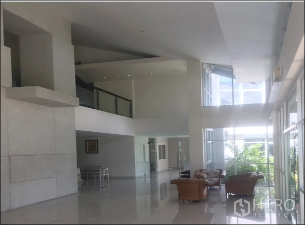 โรงงาน ขายในMueang Samut Sakhon, Samut Sakhon - โถงต้อนรับเพดานสูง กระจกเต็มผนัง มุมพักผ่อนมองสวน