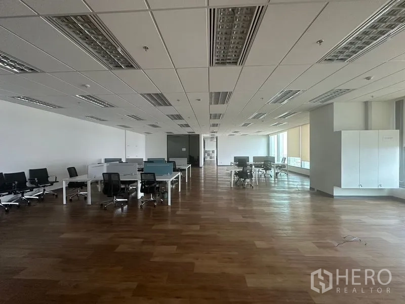 Office Space for rent in Ratchathewi, Bangkok - Spacious open-plan office with rows of desks and overhead lighting.