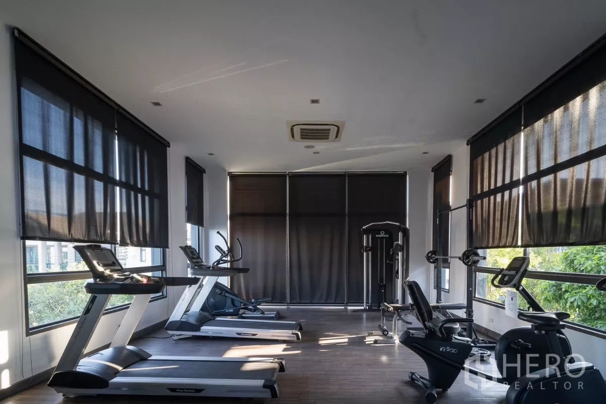 Detached House for rent in Saphan Sung, Bangkok - Fitness room equipped with treadmills, exercise bikes and weight machines overlooking greenery.