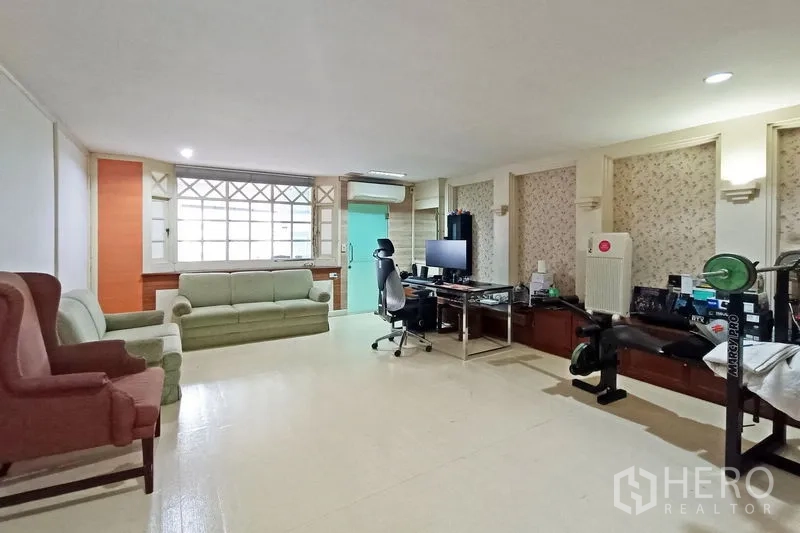 คอนโด ขายในBangkok - ห้องอเนกประสงค์พร้อมโซฟา โต๊ะทำงานที่บ้าน และม้านั่งยิม