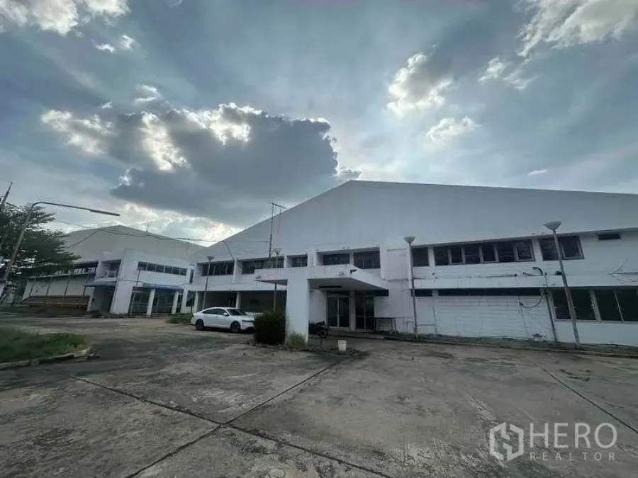 工厂 出租在Khlong Luang, Pathum Thani - 工厂综合体正立面与宽阔混凝土前场