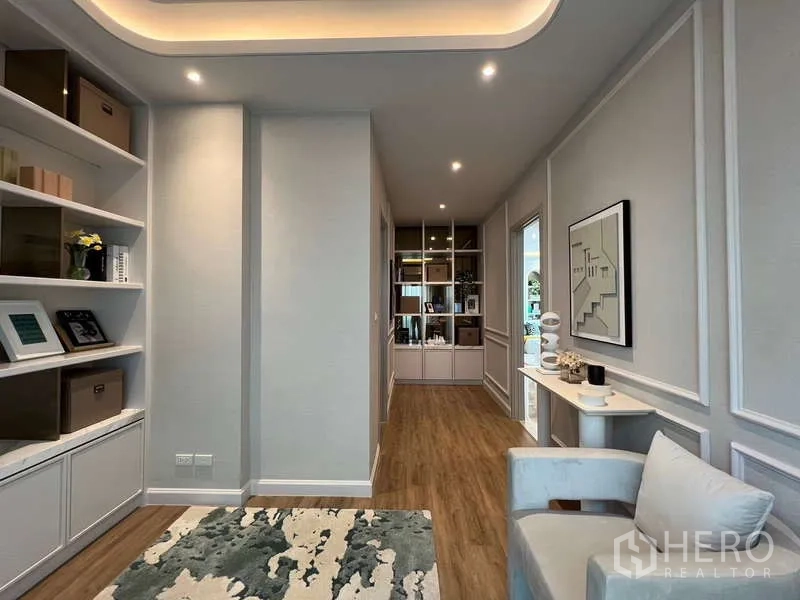 บ้าน ขายในSaphan Sung, Bangkok - ห้องนั่งเล่นชั้นบน โคมระย้าดีไซน์ หน้าต่างบานใหญ่ และพื้นไม้