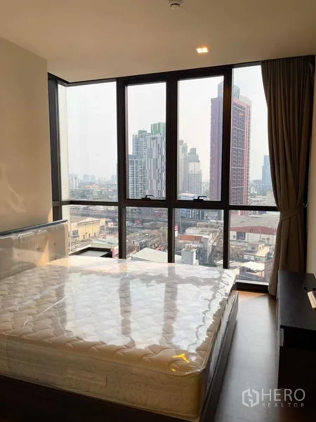 公寓 出售在Watthana, Bangkok - 主卧转角落地窗，城市全景与大床。