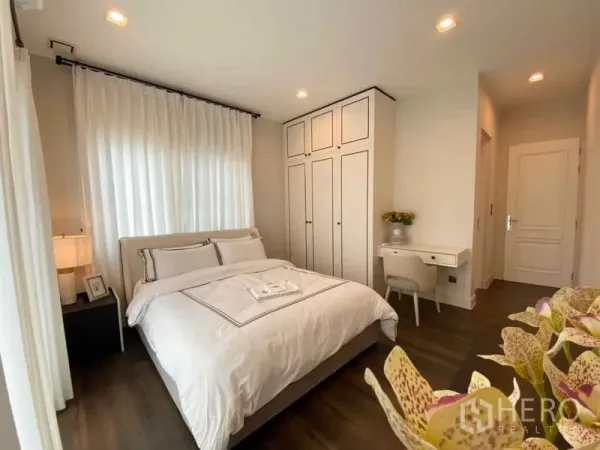 บ้าน ให้เช่าในBang Khen, Bangkok - ห้องนอนแขก เตียงคู่ ตู้เสื้อผ้าสูง และโต๊ะทำงานริมหน้าต่าง