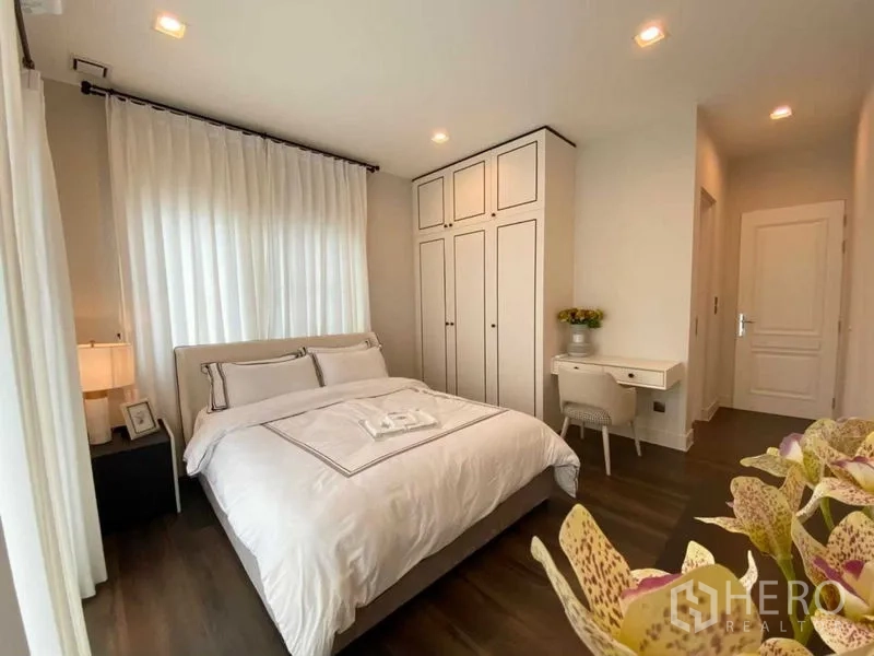 บ้าน ให้เช่าในBang Khen, Bangkok - ห้องนอนแขก เตียงคู่ ตู้เสื้อผ้าสูง และโต๊ะทำงานริมหน้าต่าง