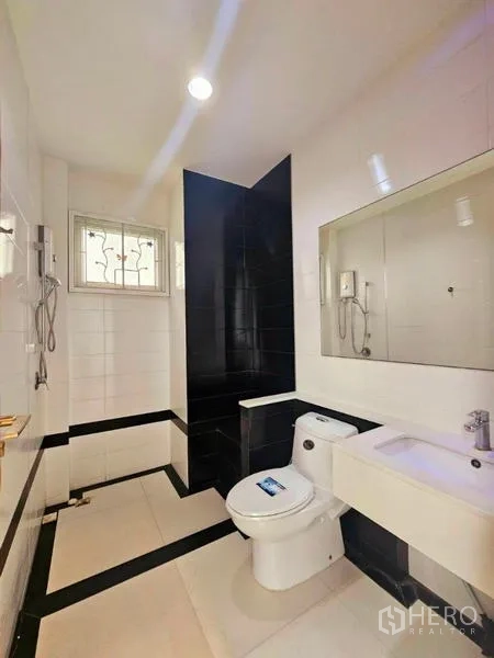 Detached House for rent in Chatuchak, Bangkok - Clean guest bathroom with walk-in shower and a crisp black-and-white scheme.
